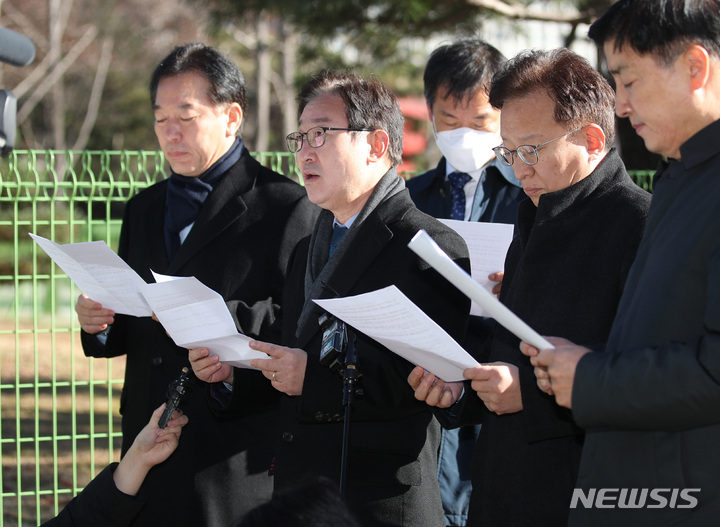 [과천=뉴시스] 김진아 기자 = 더불어민주당 검찰독재정치탄압대책위원회 박범계 공동위원장을 비롯한 소속 의원들이 5일 오전 경기 과천정부청사 고위공직자범죄수사처에서 방문에 앞서 공수처 적극 수사 촉구 기자회견을 하고 있다. 2022.12.05. bluesoda@newsis.com