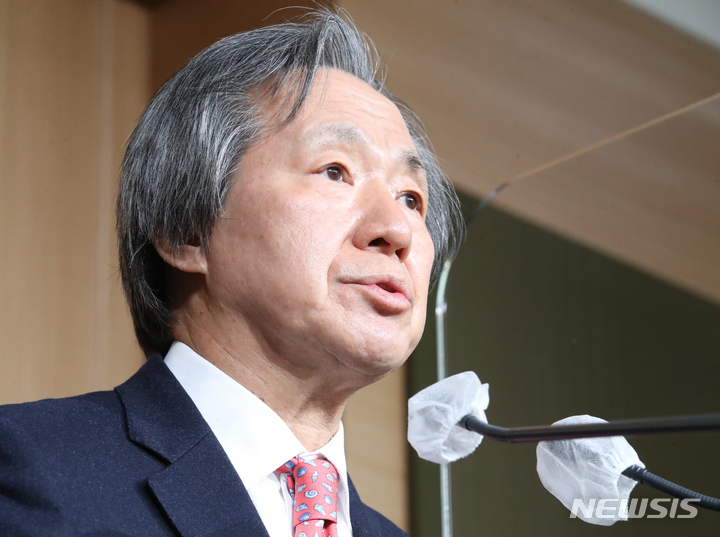 [서울=뉴시스] 김명원 기자 = 정기석 코로나19 특별대응단장 겸 국가 감염병 위기대응 자문위 위원장이 5일 오전 서울 종로구 정부서울청사 별관에서 열린 코로나19 중대본 정례 브리핑에서 제9차 국가 감염병 위기대응 자문위원회 결과 설명회 및 미래 감염병 대비를 위한 제언을 하고 있다. 2022.12.05. kmx1105@newsis.com