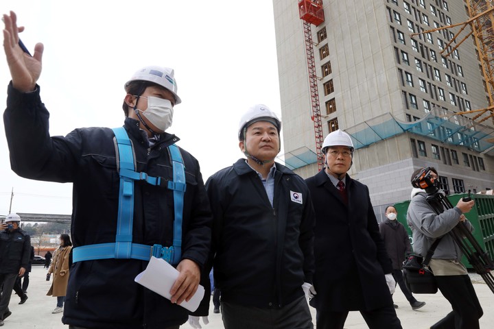 [부산=뉴시스] 하경민 기자 = 원희룡 국토교통부 장관이 5일 부산 동구의 한 아파트 신축현장을 방문, 건설노조의 화물연대 동조파업을 앞두고 현장점검을 실시하고 있다. 2022.12.05. yulnetphoto@newsis.com