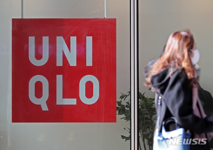 [서울=뉴시스] 김금보 기자 = 노재팬 운동의 큰 타격을 입었던 유니클로가 살아나고 있다. 유니클로를 운영하는 FRL코리아에 따르면 2022회계연도 매출은 21% 증가하고, 영업이익은 2배 늘어난 1147억원으로 집계됐다. 오프라인 매장을 축소하고 온라인을 강화하는 효율화 작업에 더해 잠잠해진 반일 분위기가 반영된 것으로 풀이된다. 사진은 5일 서울 시내 한 유니클로 매장. 2022.12.05. kgb@newsis.com