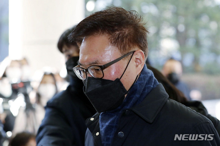 [서울=뉴시스] 최동준 기자 = 박성민 전 서울경찰청 공공안녕정보외사부장이 지난 12월5일 서울 마포구 서울서부지방법원에서 열린 이태원 참사 증거인멸교사 혐의 영장실질심사에 출석하고 있다. 2022.12.05. photocdj@newsis.com