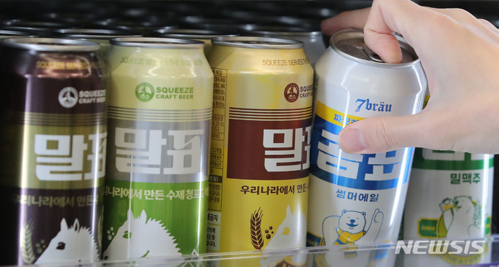 [서울=뉴시스] 권창회 기자 = 서울 시내 편의점에 곰표 맥주가 진열돼 있다. 2022.12.05. kch0523@newsis.com