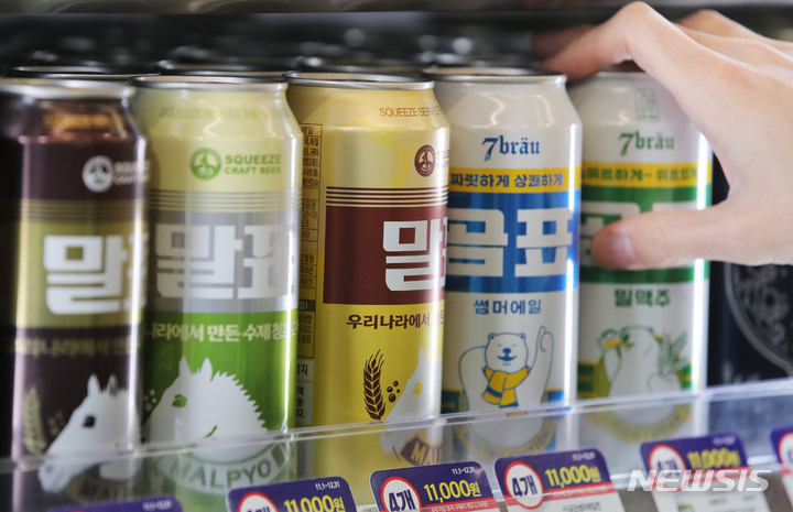 [서울=뉴시스] 권창회 기자 = 서울 시내 편의점에 곰표 맥주가 진열돼 있다. 2022.12.05. kch0523@newsis.com