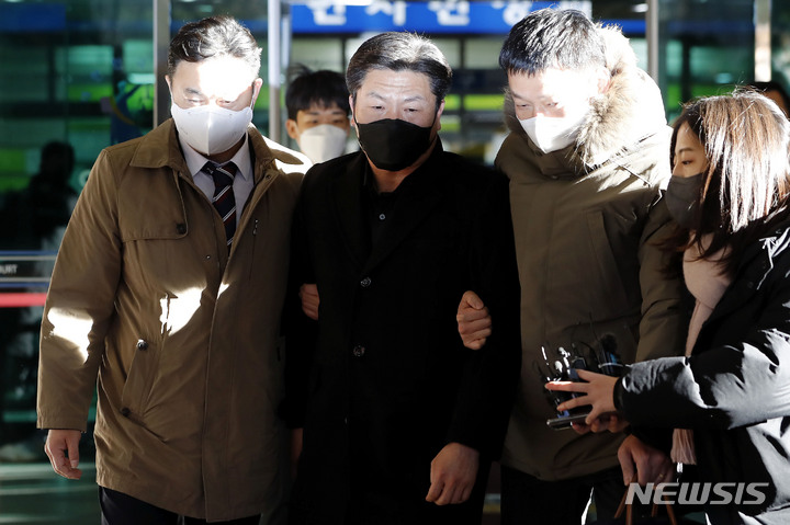 [서울=뉴시스] 최동준 기자 = 이임재 전 용산경찰서장이 지난 5일 서울 마포구 서울서부지방법원에서 열린 이태원 참사 관련 영장실질심사를 마치고 이동하고 있다. 2022.12.05. photocdj@newsis.com