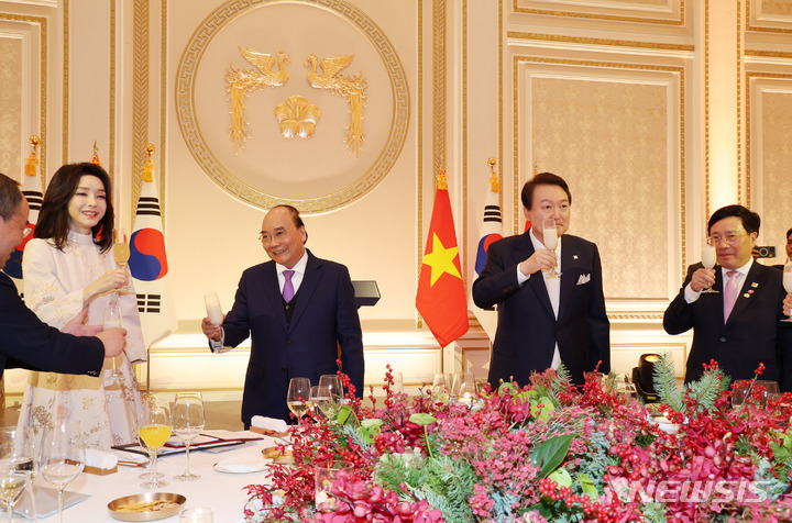 [서울=뉴시스] 전신 기자 = 윤석열 대통령과 부인 김건희 여사가 지난 5일 청와대 영빈관에서 열린 국빈만찬에서 응우옌 쑤언 푹 베트남 국가주석과 건배하고 있다. (대통령실통신사진기자단). 2022.12.05. photo1006@newsis.com