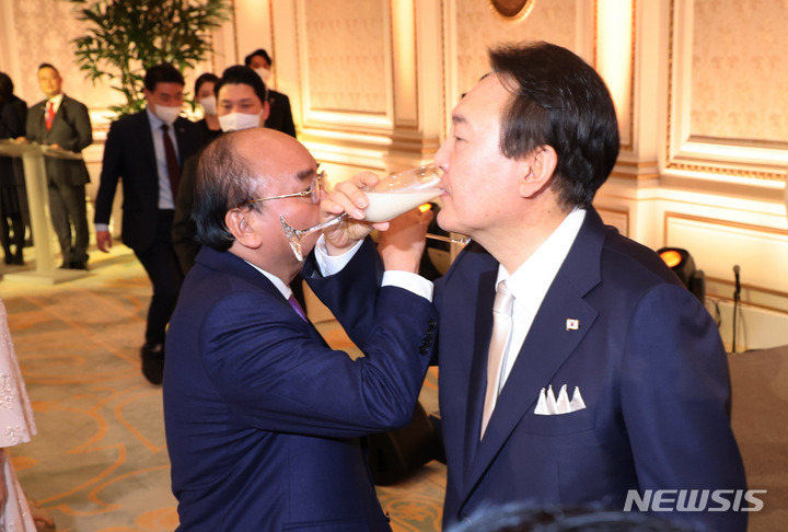 [서울=뉴시스] 전신 기자 = 윤석열 대통령이 5일 청와대 영빈관에서 열린 국빈만찬에서 응우옌 쑤언 푹 베트남 국가주석과 함께 전통주를 마시고 있다. (대통령실통신사진기자단). 2022.12.05. photo1006@newsis.com