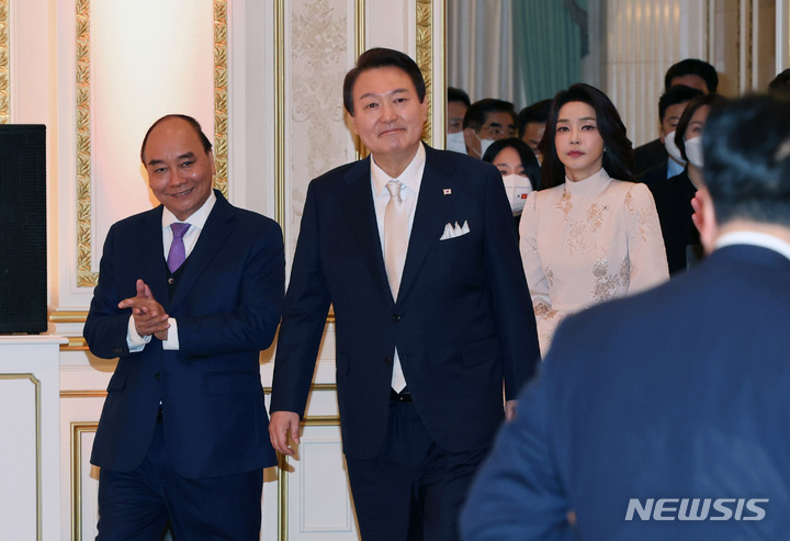 [서울=뉴시스] 전신 기자 = 윤석열 대통령과 부인 김건희 여사가 5일 청와대 영빈관에서 열린 응우옌 쑤언 푹 베트남 국가주석 방한 국빈만찬에 입장하고 있다. (대통령실통신사진기자단). 2022.12.05. photo1006@newsis.com