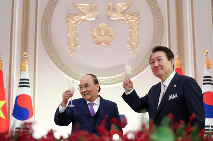 [서울=뉴시스] 윤석열 대통령이 지난 5일 청와대 영빈관에서 열린 국빈만찬에서 응우옌 쑤언 푹 베트남 국가주석과 건배하고 있다. 2022.12.05. photo@newsis.com *재판매 및 DB 금지