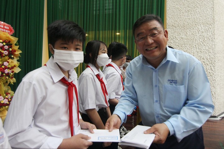 [호치민=뉴시스] 포스코베트남이 창립원년부터 저소득층 학생들에게 장학금을 수여하고 있다. 포스코베트남 윤창우 대표법인장이 2022년 9월 장학금을 수여하며 기념촬영을 하고 있다. (사진=포스코그룹 제공) *재판매 및 DB 금지