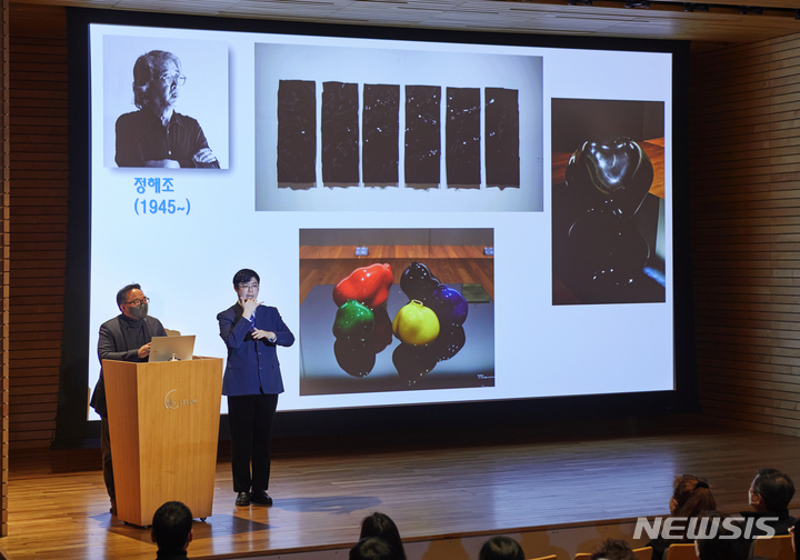 [서울=뉴시스]리움미술관 이광배 수석연구원이 전시설명을 진행하고 통역사가 수어통역을 하는 장면