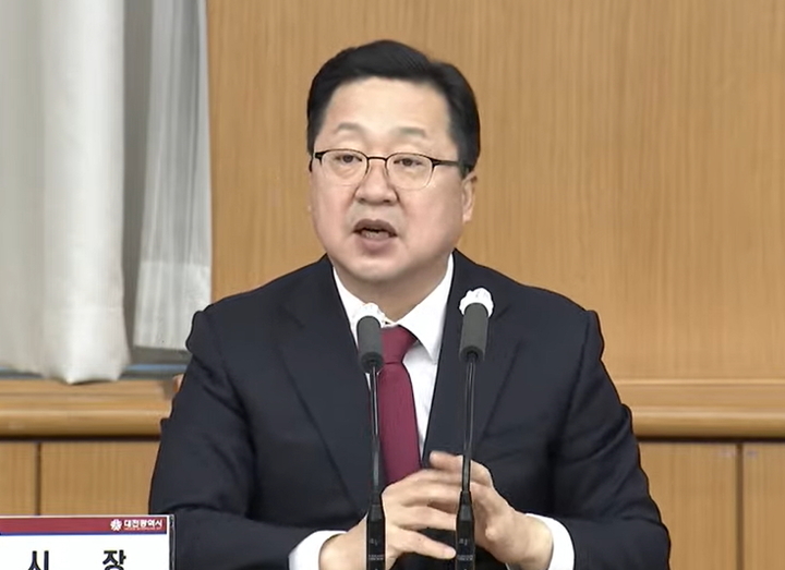 [대전=뉴시스] 조명휘 기자 = 이장우 대전시장이 6일 시청 대회의실에서 확대간부회의를 주재하고 있다. 2022.12.06. photo@newsis.com *재판매 및 DB 금지