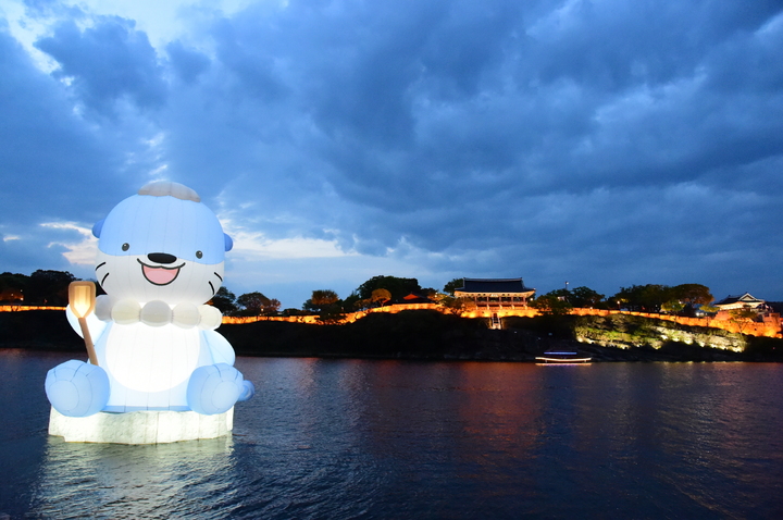 [진주=뉴시스]진주 남강 유람선 '김시민호' 운항 모습. *재판매 및 DB 금지