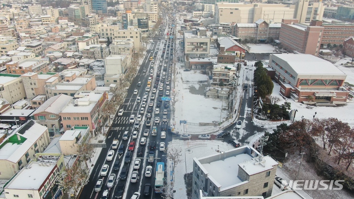 [청주=뉴시스] 6일 오전 충북 청주지역에 내린 0.5㎜ 눈에 출근길 시내 간선도로가 거대한 주차장으로 변해있다. 청주시 청원구 우암동 간선도로에서 거북걸음도 떼지 못하는 차량들이 줄지어 서 있다. 긴 시간 버스를 기다리던 적잖은 시민들은 걸어서 출근길·등굣길에 올랐고, 이런 교통지옥은 처음이라며 제설당국을 비난하는 시민도 적지않았다. 2022.12.06. jyy@newsis.com