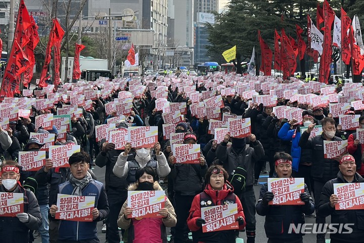 [대구=뉴시스]민주노총 대구지역본부는 지난 6일 오후 대구시 수성구 범어동 국민의힘 대구시당 앞에서 화물총파업 투쟁 승리, 윤석열정부 노동탄압 분쇄 등을 촉구하고 있다. 2022.12.06. jungk@newsis.com