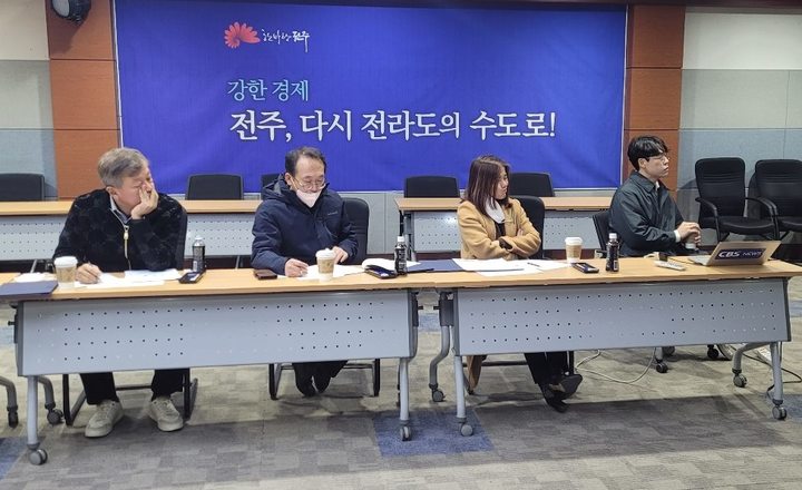 [전주=뉴시스] 나미수 전북대학교 신문방송학과 교수와 김원용 전 전북일보 논설위원, 송인호 전 전주MBC 보도국장 등이 ‘2022 전북기자상’ 심사를 하고 있다. 2022.12.06 (사진= 전북기자협회 제공) *재판매 및 DB 금지