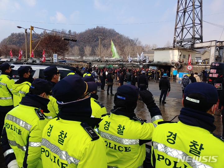 [단양=뉴시스] 이도근 기자= 6일 오후 충북 단양군 매포읍 한일시멘트 단양공장 앞에서 열린 민주노총 충북본부 '총파업 총력투쟁 결의대회'에 배치된 경찰관들이 차량통행 등 주변 상황을 지켜보고 있다. 2022.12.6. photo@newsis.com