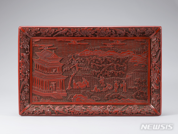 [서울=뉴시스] 죽림칠현도무늬 큰 접시, 중국 명 16~17세기, 폭 42㎝. (사진=국립중앙박물관 제공) 2022.12.06. photo@newsis.com *재판매 및 DB 금지