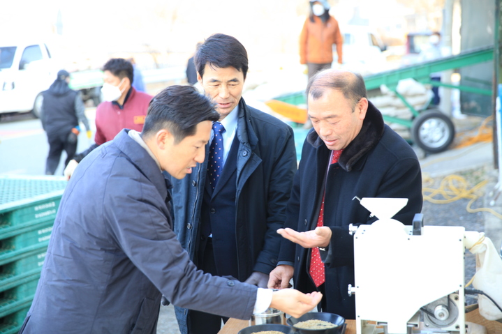 금산군의회 산업건설위원회가 6일 군북면 추곡수매 현장을 찾아 농민들을 격려했다. 2022. 12. 06 금산군의회 *재판매 및 DB 금지