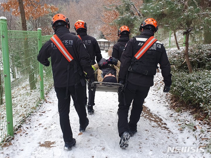 [인천=뉴시스] 이루비 기자 = 6일 오전 인천 부평구 부개동에서 70세 남성이 얼어붙은 눈길에 넘어져 부상을 입고 인근 병원으로 이송됐다. (사진=인천소방본부 제공)