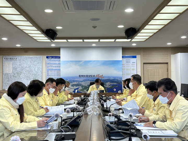 [창원=뉴시스] 강경국 기자 = 경남 창원특례시 조명래 제2부시장이 주재하는 화물연대 집단운송 거부 대응 재난안전대책본부 회의가 6일 개최되고 있다. (사진=창원시청 제공). 2022.12.06. photo@newsis.com *재판매 및 DB 금지