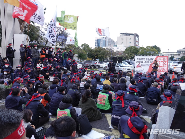 [제주=뉴시스] 오영재 기자 = 전국민주노동조합총연맹 공공운수노조 화물연대 제주본부가 6일 오후 제주시청 조형물 앞에서 총파업 결의대회를 하고 있다. 2022.12.06. oyj4343@newsis.com