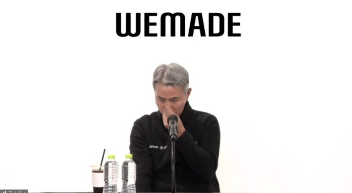 [서울=뉴시스] 장현국 위메이드 대표가 지난달 25일 진행된 위믹스 상장 폐지 관련 긴급 기자간담회에서 눈물을 흘리고 있다(사진=유튜브 캡쳐) 2022.12.07 *재판매 및 DB 금지