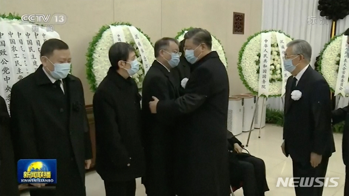 [베이징=AP/뉴시스] 지난 5일 베이징 인민해방군병원에서 열린 장쩌민 전 국가주석 추모행사에서 시진핑 국가주석과 후진타오 전 주석(오른쪽 첫번째) 이 유족과 인사를 나누고 있다. 