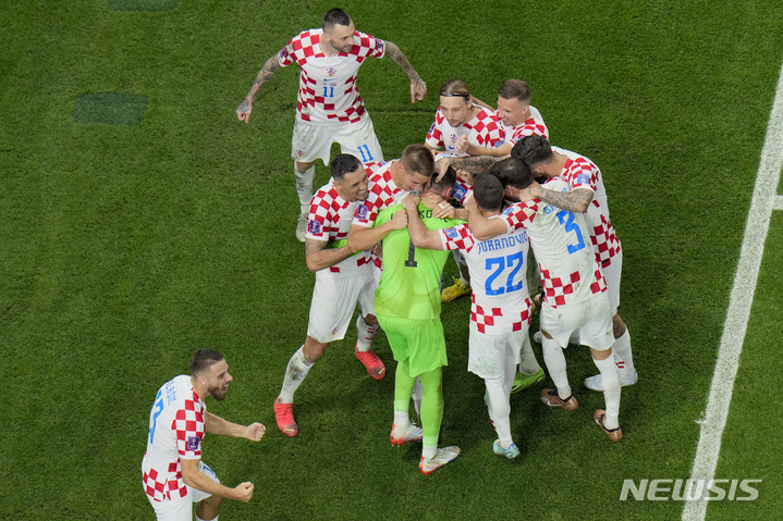 [알와크라=AP/뉴시스] 크로아티아 선수들이 6일(한국시간) 카타르 알 와크라의 알 자누브 스타디움에서 열린 2022 FIFA 카타르 월드컵 16강전에서 일본을 승부차기로 꺾고 8강 진출이 확정된 뒤 환호하고 있다. 2022.12.06.