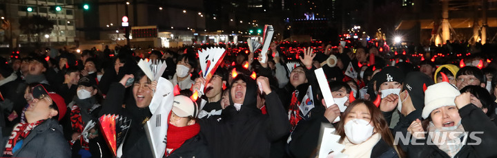 [서울=뉴시스] 조수정 기자 = 6일 오전 서울 광화문광장에서 붉은악마와 시민들이 월드컵 16강전 대한민국과 브라질의 경기 거리응원을 하고 있다. 2022.12.06. chocrystal@newsis.com