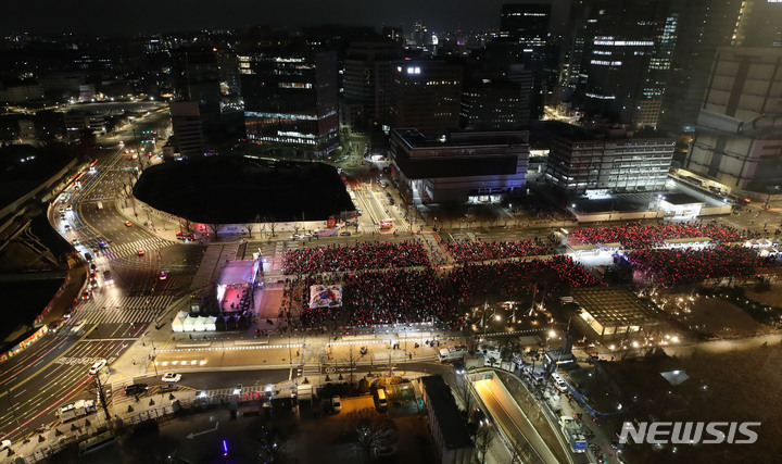 [서울=뉴시스] 조수정 기자 = 6일 오전 서울 광화문광장에서 붉은악마와 시민들이 태극기를 펼치고 월드컵 16강전 대한민국과 브라질의 경기 거리응원을 하고 있다. 2022.12.06. chocrystal@newsis.com