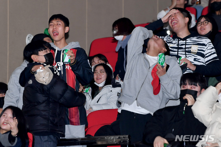 [광주=뉴시스] 이영주 기자 = 2022 국제축구연맹(FIFA) 카타르 월드컵 16강 대한민국과 브라질의 경기가 열린 6일 오전 광주 남구 광주대학교 대강당에서 후반전 2분께 손흥민의 슛이 막힌 장면을 본 학우들이 아쉬워하고 있다. 2022.12.06. leeyj2578@newsis.com