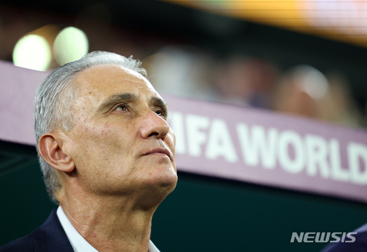 [도하(카타르)=뉴시스] 조성우 기자 = 5일(현지시간) 카타르 도하 스타디움 974에서 열린 2022 카타르 월드컵 16강전 브라질과 대한민국의 경기, 브라질 치치 감독이 경기를 기다리고 있다. 2022.12.06. xconfind@newsis.com