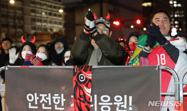 [서울=뉴시스] 조수정 기자 = 6일 오전 서울 광화문광장에서 붉은악마와 시민들이 월드컵 16강전 대한민국과 브라질의 경기 거리응원을 하고 있다. 2022.12.06. chocrystal@newsis.com