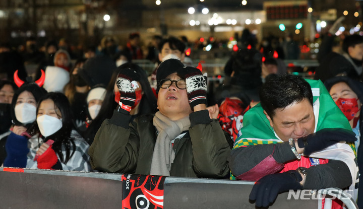 [서울=뉴시스] 조수정 기자 = 6일 오전 서울 광화문광장에서 붉은악마와 시민들이 월드컵 16강전 대한민국과 브라질의 경기 거리응원을 하며 아쉬워하고 있다. 2022.12.06. chocrystal@newsis.com