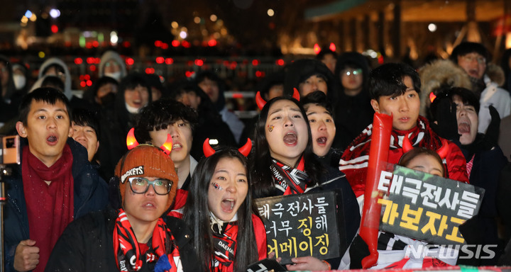 [서울=뉴시스] 조수정 기자 = 6일 오전 서울 광화문광장에서 붉은악마와 시민들이 월드컵 16강전 대한민국과 브라질의 경기 거리응원을 하고 있다. 2022.12.06. chocrystal@newsis.com