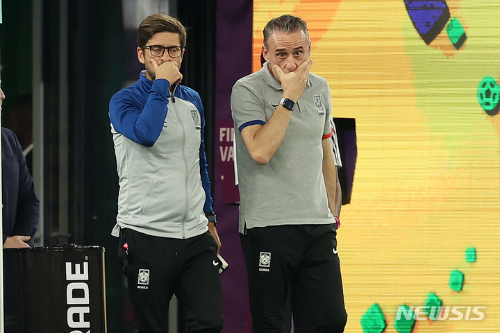 [도하(카타르)=뉴시스] 백동현 기자 = 5일(현지시간) 카타르 도하 스타디움 974에서 열린 2022 카타르 월드컵 16강전 브라질과 대한민국의 경기, 파울루 벤투 감독과 세르지우 코스타 코치가 대화하고 있다. 2022.12.06. livertrent@newsis.com