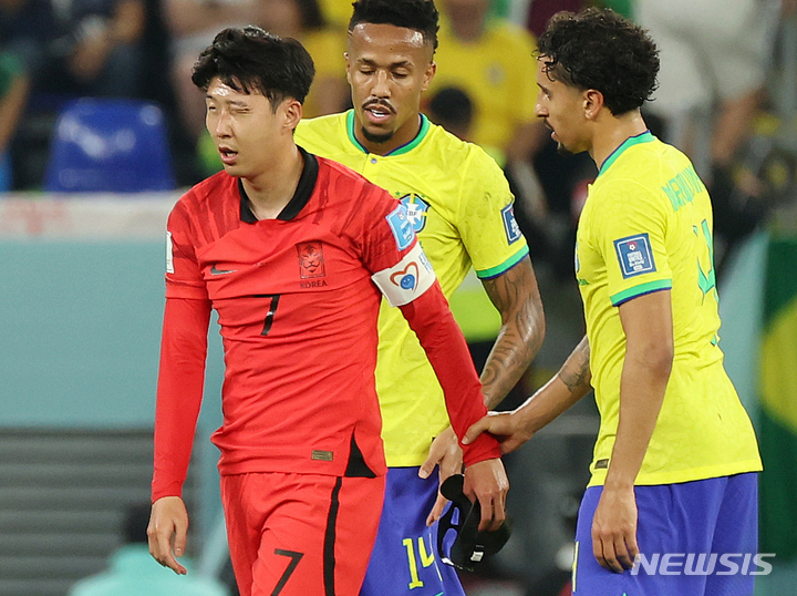 [도하(카타르)=뉴시스] 백동현 기자 = 지난 2022년 12월5일(현지시간) 카타르 도하 스타디움 974에서 열린 2022 카타르 월드컵 16강전 브라질과 대한민국의 경기, 브라질 마르퀴뇨스가 손흥민에게 파울 후 사과하고 있다. 2022.12.06. livertrent@newsis.com