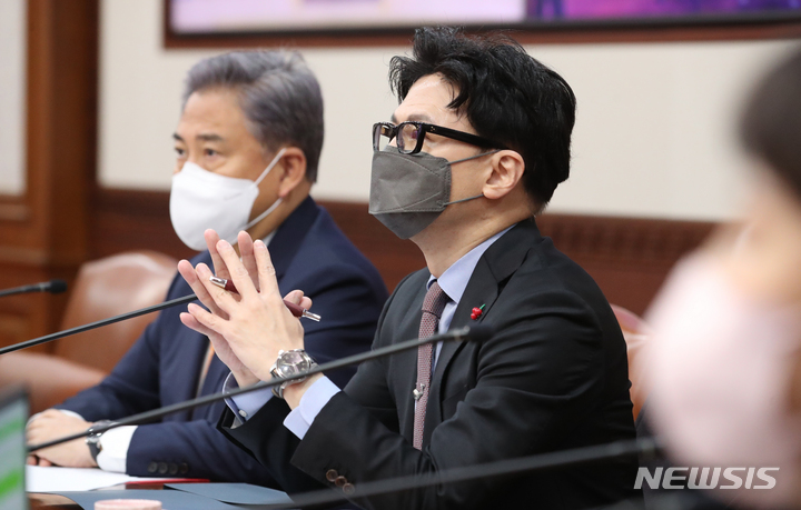 [서울=뉴시스] 김명원 기자 = 한동훈 법무부 장관이 지난 6일 오전 서울 종로구 정부서울청사에서 세종-서울 영상으로 열린 국무회의에 참석해 한덕수 국무총리의 발언을 듣고 있다. 2022.12.06. kmx1105@newsis.com