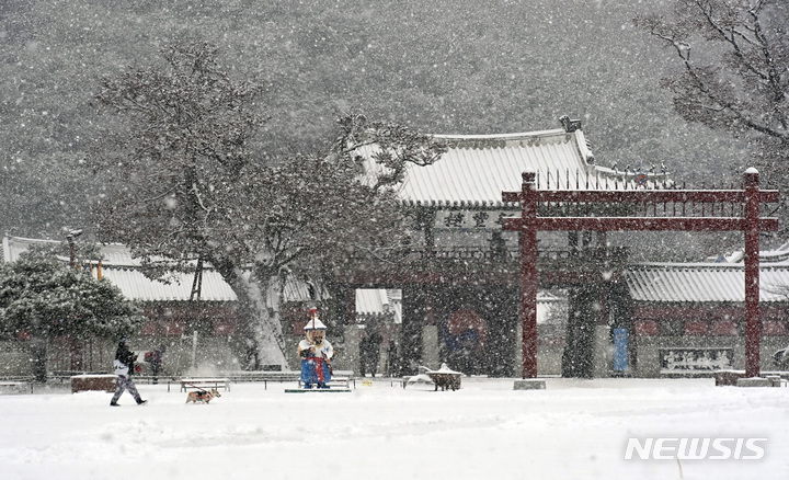 [수원=뉴시스] 김종택 기자 = 절기상 대설(大雪)을 하루 앞둔 6일 경기도 수원시 팔달구 화성행궁에서 시민들이 함박눈을 맞으며 걸어가고 있다. 2022.12.06. jtk@newsis.com