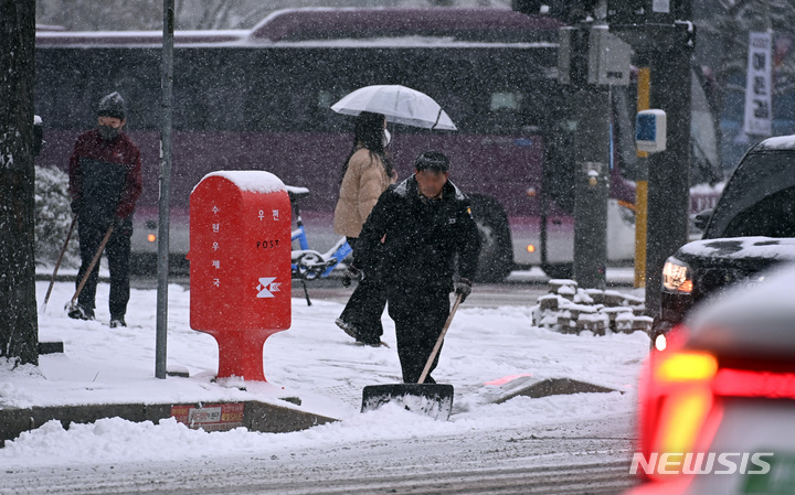 충북 곳곳 대설·한파특보…퇴근길 빙판 주의(종합)