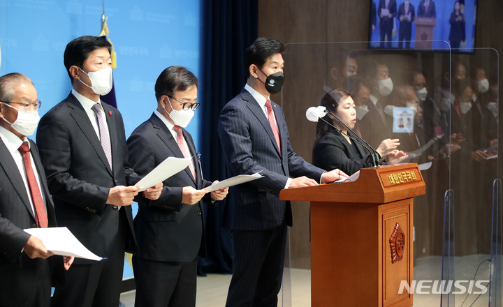 [서울=뉴시스] 고범준 기자 = 이주환 국민의힘 의원과 경제6단체 부회장단이 지난해 12월 6일 오전 서울 여의도 국회 소통관에서 노동조합법 제2조, 제3조 개정 반대 공동 기자회견을 하고 있다. 2022.12.06. bjko@newsis.com