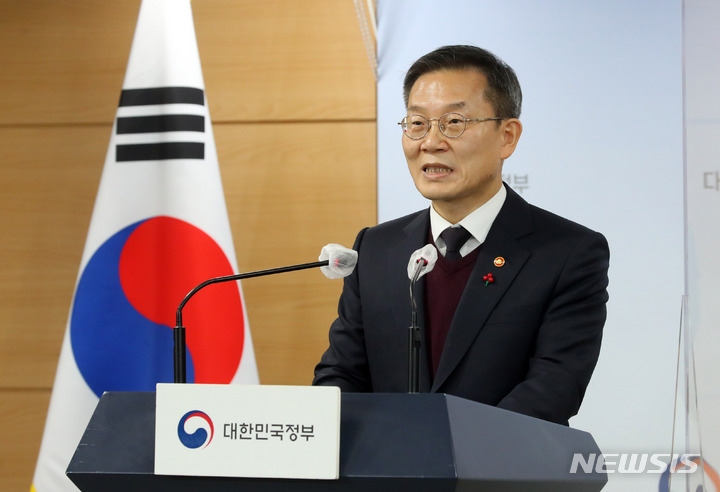 [서울=뉴시스] 배훈식 기자 = 이종호 과학기술정보통신부 장관이 6일 오후 서울 종로구 정부서울청사 브리핑실에서 판교 데이터센터 화재에 따른 부가통신서비스 장애에 대한 SK C&C, 카카오, 네이버 3사 시정요구를 발표하고 있다. 2022.12.06. dahora83@newsis.com