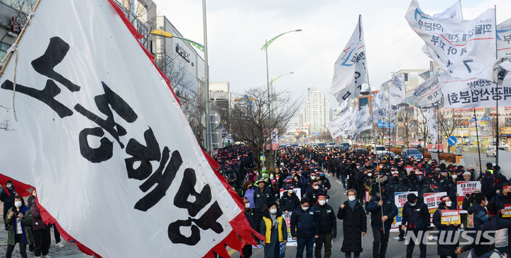 [군산=뉴시스] 김얼 기자 = 화물연대 총파업 투쟁 승리와 윤석열 정부 노동탄압 분쇄를 위한 민주노총 전북본부 총파업·총력투쟁 결의대회가 열린 6일 전북 군산시 롯데마트 앞 도로에 모인 민주노총 전북본부 관계자들이 구호를 외치고 있다. 2022.12.06. pmkeul@newsis.com