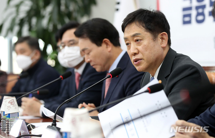 [서울=뉴시스] 고범준 기자 = 김주현 금융위원장이 6일 오후 서울 여의도 국회에서 열린 서민 취약계층 금융부담 완화대책 당·정협의회에서 인사말을 하고 있다. 2022.12.06. bjko@newsis.com