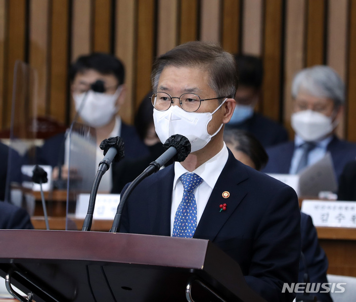 [서울=뉴시스] 전진환 기자 = 이정식 고용노동부장관이 지난 6일 오후 서울 여의도 국회에서 열린 국회 연금개혁특위 3차 회의에서 업무보고를 하고 있다. 2022.12.06. amin2@newsis.com