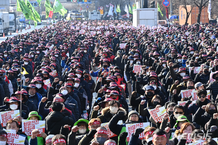 [의왕=뉴시스] 김종택 기자 = 전국민주노동조합총연맹 조합원들이 6일 오후 경기도 의왕시 내륙컨테이너기지(ICD)인근 도로에서 '전국동시다발 총파업·총력투쟁대회'를 열고 화물안전운임제 확대시행 등을 촉구하며 구호를 외치고 있다. 2022.12.06. jtk@newsis.com