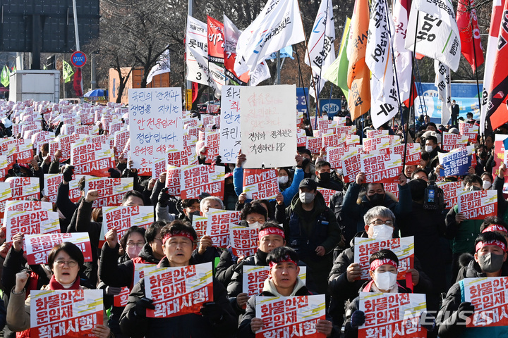 [의왕=뉴시스] 김종택 기자 = 전국민주노동조합총연맹 조합원들이 6일 오후 경기도 의왕시 내륙컨테이너기지(ICD)인근 도로에서 '전국동시다발 총파업·총력투쟁대회'를 열고 화물안전운임제 확대시행 등을 촉구하며 구호를 외치고 있다. 2022.12.06. jtk@newsis.com