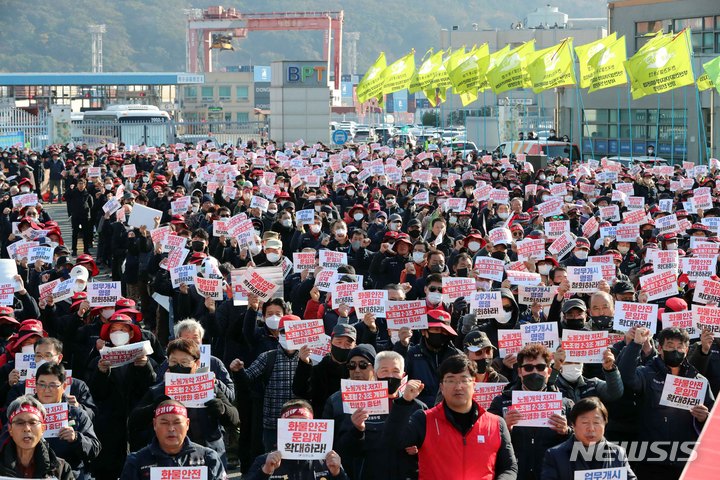 [부산=뉴시스] 하경민 기자 = 민주노총 공공운수노조 화물연대본부 총파업 13일째인 6일 오후 부산 남구 신선대 부두 앞에서 건설노조 등 민주노총 조합원들이 화물연대 지지 동조파업 결의대회를 갖고 있다. 2022.12.06. yulnetphoto@newsis.com