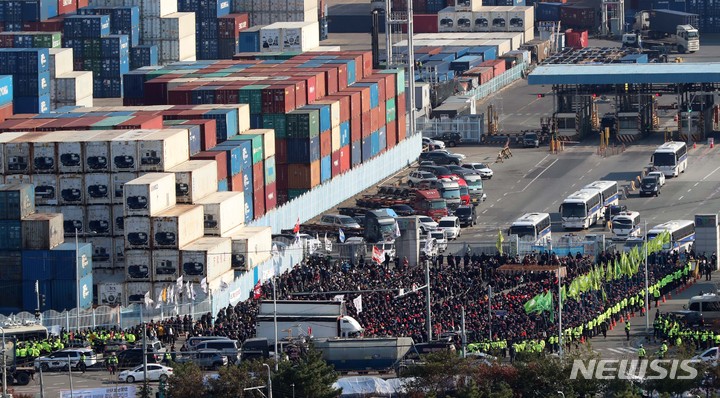 [부산=뉴시스] 하경민 기자 = 민주노총 공공운수노조 화물연대본부 총파업 13일째인 6일 오후 부산 남구 신선대 부두 앞에서 건설노조 등 민주노총 조합원들이 화물연대 지지 동조파업 결의대회를 갖고 있다. 2022.12.06. yulnetphoto@newsis.com