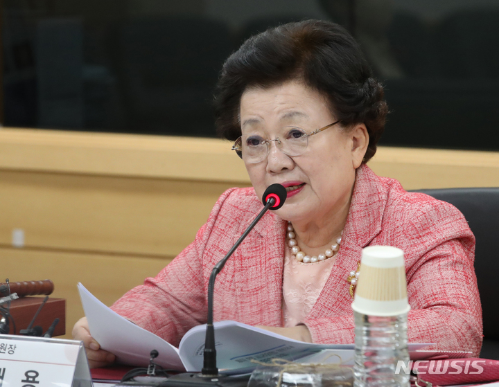 [서울=뉴시스] 김명원 기자 = 이배용 국가교육위원회 위원장이 지난 6일 서울 종로구 정부서울청사에서 열린 제4차 국가교육위원회에서 발언하고 있다. 2022.12.06. kmx1105@newsis.com